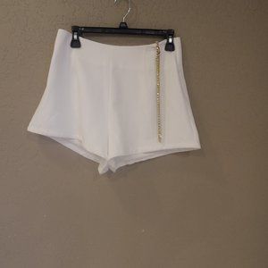 @Zu'car white shorts